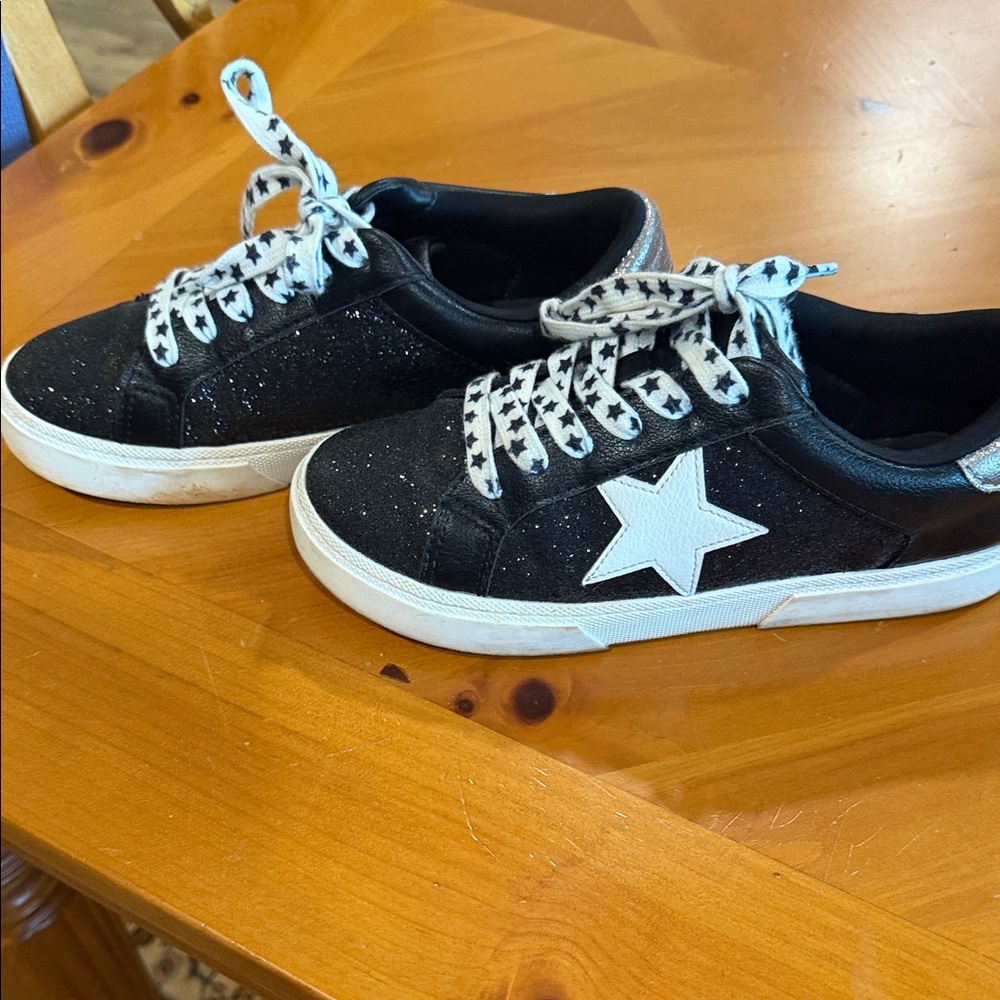 Art Class Black and White Star Sneakers